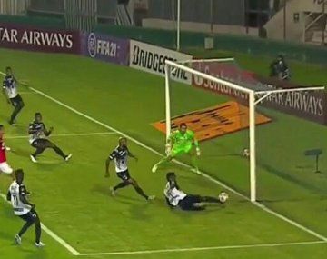 El milagro de River: Junior se perdió tres goles en la línea ante Santa Fe