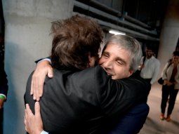 Abrazo entre Javier Milei y Luis Caputo. Foto: X @jmilei