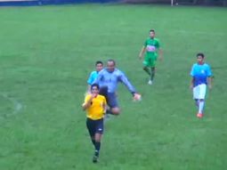 video: la violenta patada al arbitro 