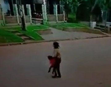 Fuerte video: golpeó y pateó a su beba en plena calle