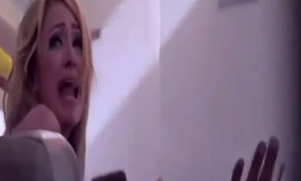 ¿Lo piloteaba Xipolitakis?: Paris Hilton entró en pánico en pleno vuelo