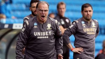 el festejo de marcelo bielsa despues de ascender a la premier league el festejo de marcelo bielsa despues de ascender a la premier league