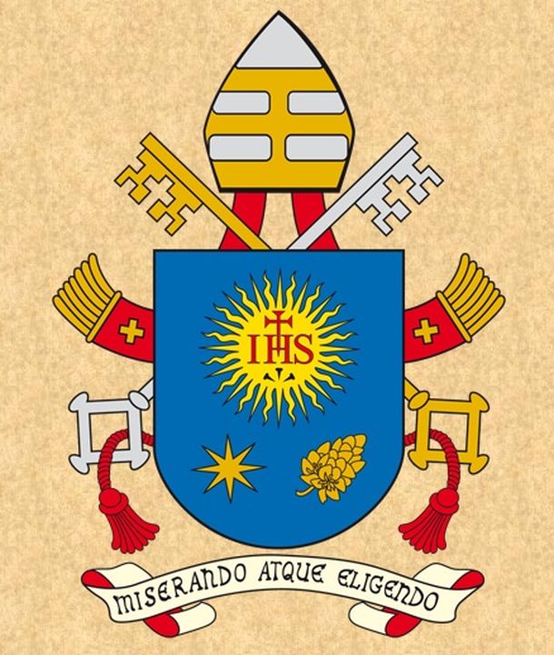 Francisco hizo modificaciones al escudo papal