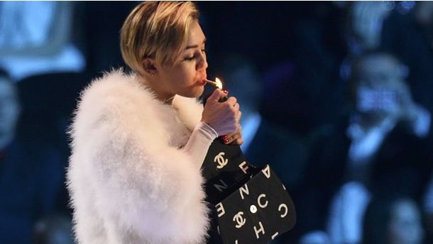 Miley Cyrus fumó marihuana en los premios MTV Europa