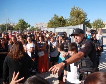 Un alumno de 14 años apuñaló a tres profesores y dos estudiantes