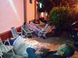 Acampan en un colegio por un banco para sus hijos