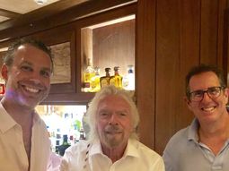 Andrés Bzurovski y Sergio Fogel, junto al fundador de Virgin Group, Richard Branson. Andrés Bzurovski y Sergio Fogel, junto al fundador de Virgin Group, Richard Branson.