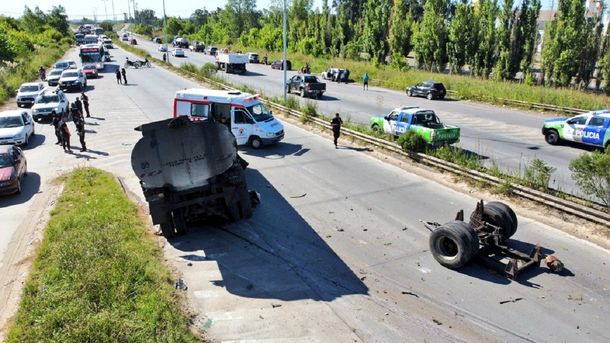 Se desprendió el tanque de un camión cisterna y aplastó un auto en ruta 6: un hombre muerto y un nene ileso