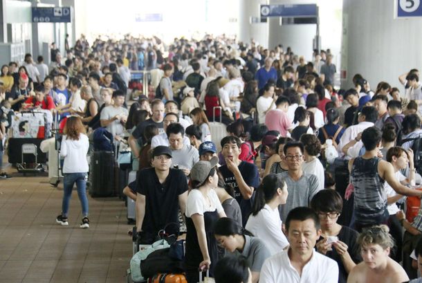 Miles de pasajeros quedaron varados en el aeropuerto de Kansaiy esperan ir a Osaka en colectivo