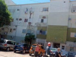 Una mujer intentó suicidarse colgándose desde un segundo piso