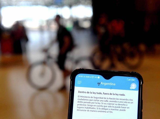 El que corta, no cobra: el Gobierno vuelve a publicar sus carteles en la previa a la marcha de la CGT