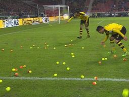 esto no es tenis: la insolita protesta de hinchas del borussia dortmund esto no es tenis: la insolita protesta de hinchas del borussia dortmund
