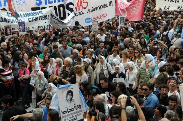 Masivas marchas de organizaciones de DD.HH. en la Plaza de Mayo