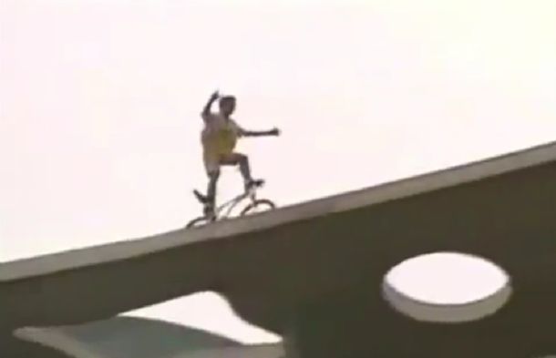 VIDEO: un biker que no tiene miedo de andar al borde del abismo