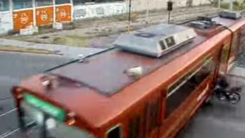 un motociclista choco contra un tren un motociclista choco contra un tren