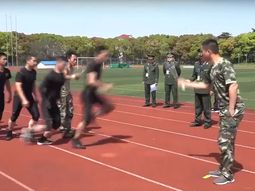 Un grupo de bomberos chinos saltó la soga