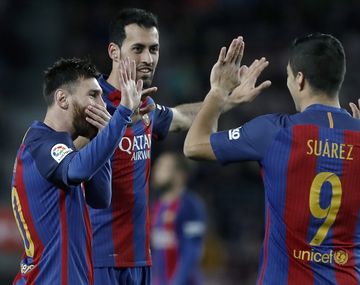 Busquets y Suárez, celebrando junto a Messi el primer gol del Barcelona