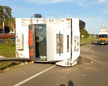 Impresionante choque y vuelco de un camión en la autopista del Oeste: el chofer salió despedido