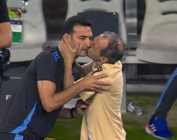 El utilero de la Selección habló por primera vez del beso viral con Scaloni