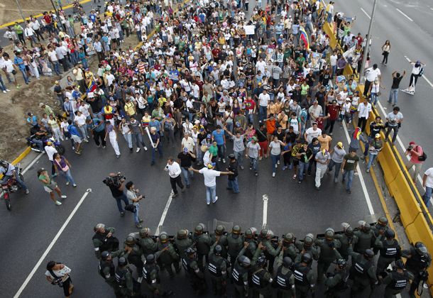 Protestas y cacerolazos en Caracas mientras Maduro era proclamado