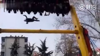 un hombre murio al caer desde un juego en un parque de diversiones un hombre murio al caer desde un juego en un parque de diversiones