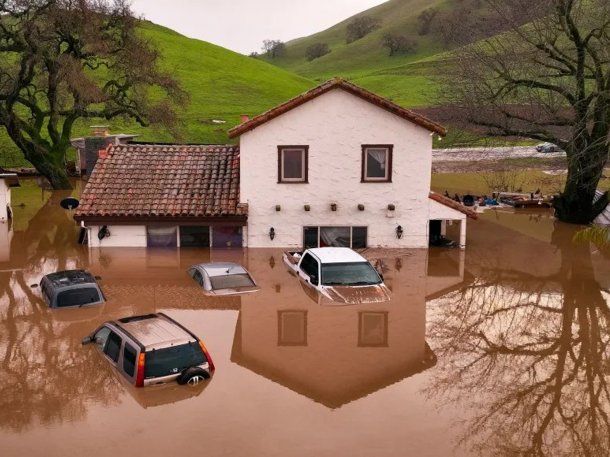 California: evacúan localidad que es hogar de celebridades