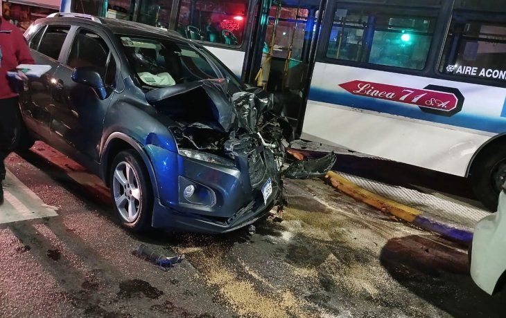 Insólito: chocó, no quiso que lo atiendan y se quedó durmiendo en el auto