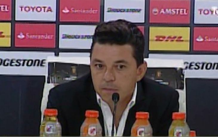 Gallardo tuvo para tomar cuatro botellas durante la conferencia