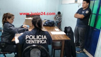 fotos: un boleto y un cuchillo, los objetos que tenia el carnicero junto a mia fotos: un boleto y un cuchillo, los objetos que tenia el carnicero junto a mia