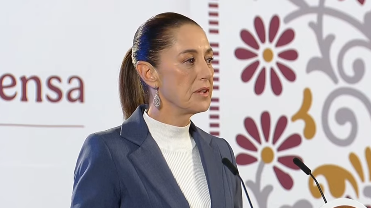 Claudia Sheinbaum brinda su primera Mañanera como Presidenta.