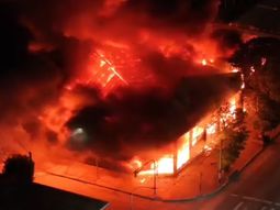 Impactante incendio en Mar del Plata: el fuego arrasó un concesionario con autos y una ferretería.