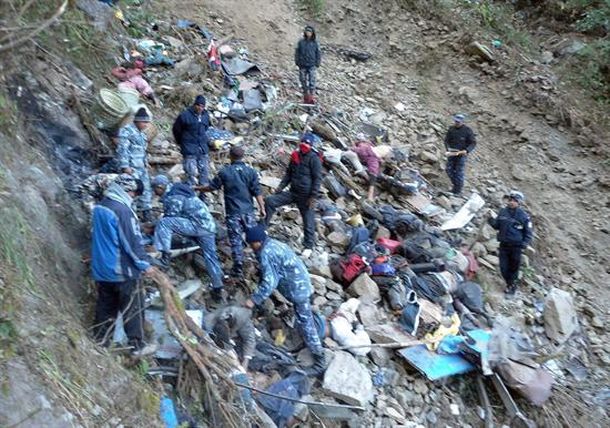 Nepal: al menos 30 muertos al caer un ómnibus a un precipicio