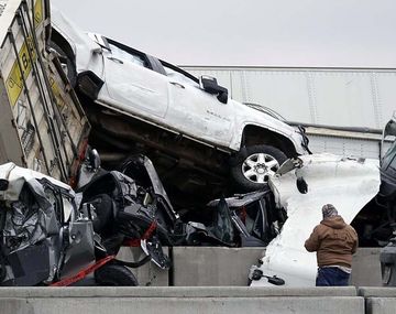 Al menos cinco muertos por un megachoque en Estados Unidos
