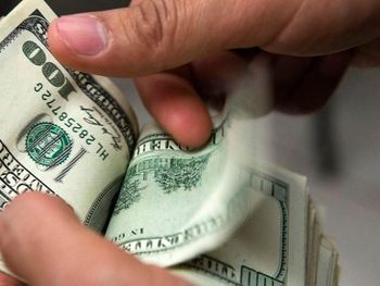 El dólar oficial subió 56 por ciento en 2015, la mayor suba en 13 años