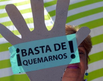 Su pareja le arrojó un líquido inflamable y le prendió fuego durante una discusión