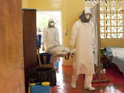 al menos 20 pacientes con ebola escaparon de un centro de aislamiento en liberia al menos 20 pacientes con ebola escaparon de un centro de aislamiento en liberia