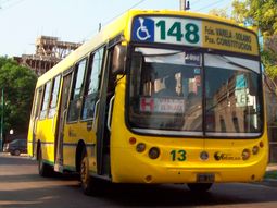 Chofer le hizo RCP a una beba de un año dentro del colectivo y le salvó la vida