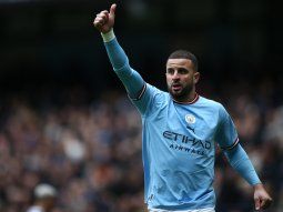 Escándalo en Inglaterra: grabaron borracho a Kyle Walker bajándose los pantalones en un bar