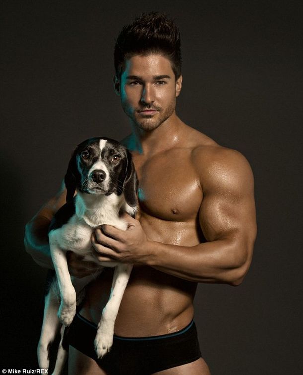 ¡Que cachorritos! Modelos posan junto a perros rescatados para juntar fondos