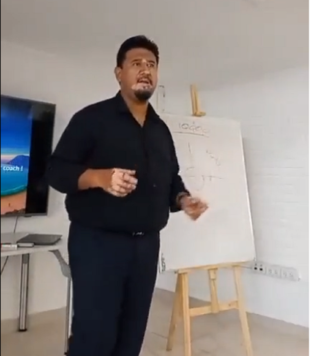 Miguel Echegaray dando clases en Zoe. (Imagen captura de video)