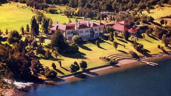 La mansión de Lewis a orillas del Lago Escondido La mansión de Lewis a orillas del Lago Escondido