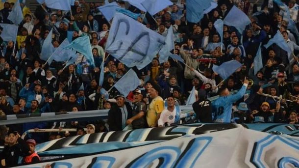 Hinchas de Temperley chocaron en la ruta cuando volvían del partido con River: hay un herido grave