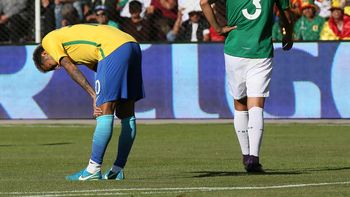 Neymar, exhausto, busca algo de aire en medio del partido Neymar, exhausto, busca algo de aire en medio del partido