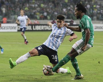 Leonel Di Plácido marcando a Ze Roberto