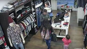 video: una mujer usa a su bebe para robar ropa de una tienda video: una mujer usa a su bebe para robar ropa de una tienda
