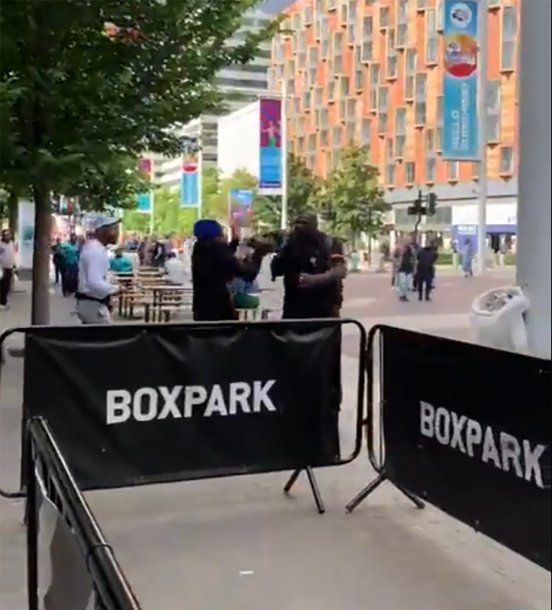 La tremenda piña de un ex campeón de boxeo en la calle
