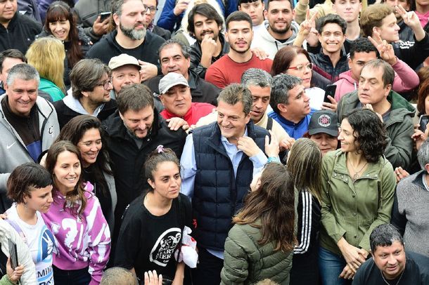 Sergio Massa visitó Ciudad Oculta junto a Leandro Santoro: almorzó y dialogó con vecinos