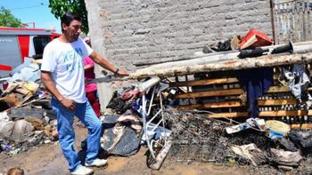 Un hombre tiró un cigarrillo en un colchón, se prendió fuego la casa y 16 personas quedaron en la calle - Crédito: Diario de Cuyo Un hombre tiró un cigarrillo en un colchón, se prendió fuego la casa y 16 personas quedaron en la calle - Crédito: Diario de Cuyo