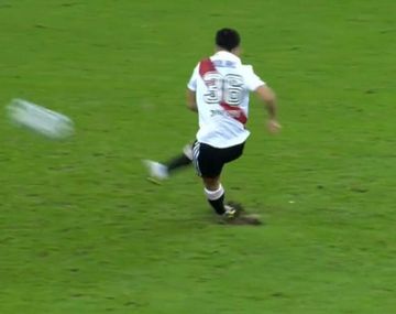 Qué dijo el VAR sobre el penal anulado a Pablo Solari por doble toque