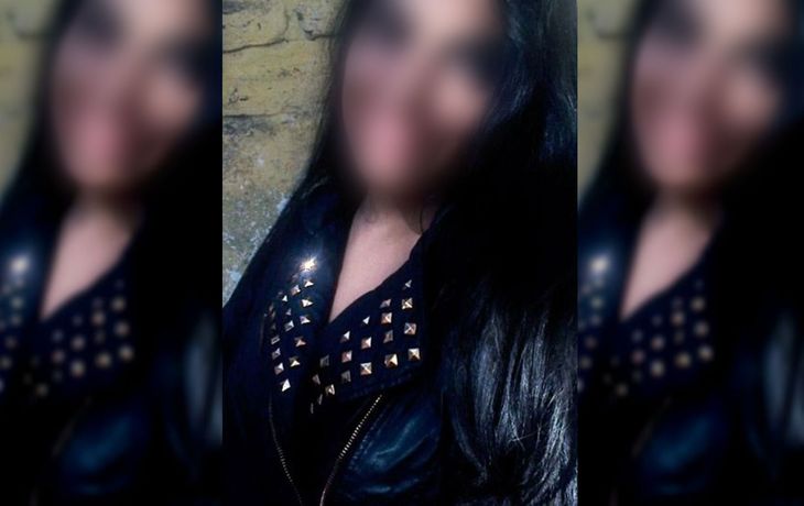 Su papá la dejó en la puerta de la escuela para que se anote y desapareció